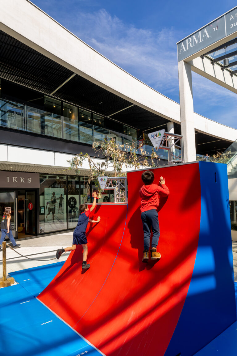 Participant en action sur un obstacle du parcours ninja — photo 4