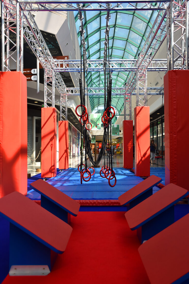 Participant en action sur un obstacle du parcours ninja — photo 18